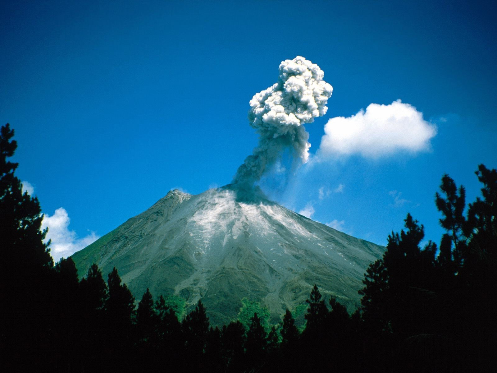 Извержение маленького вулкана